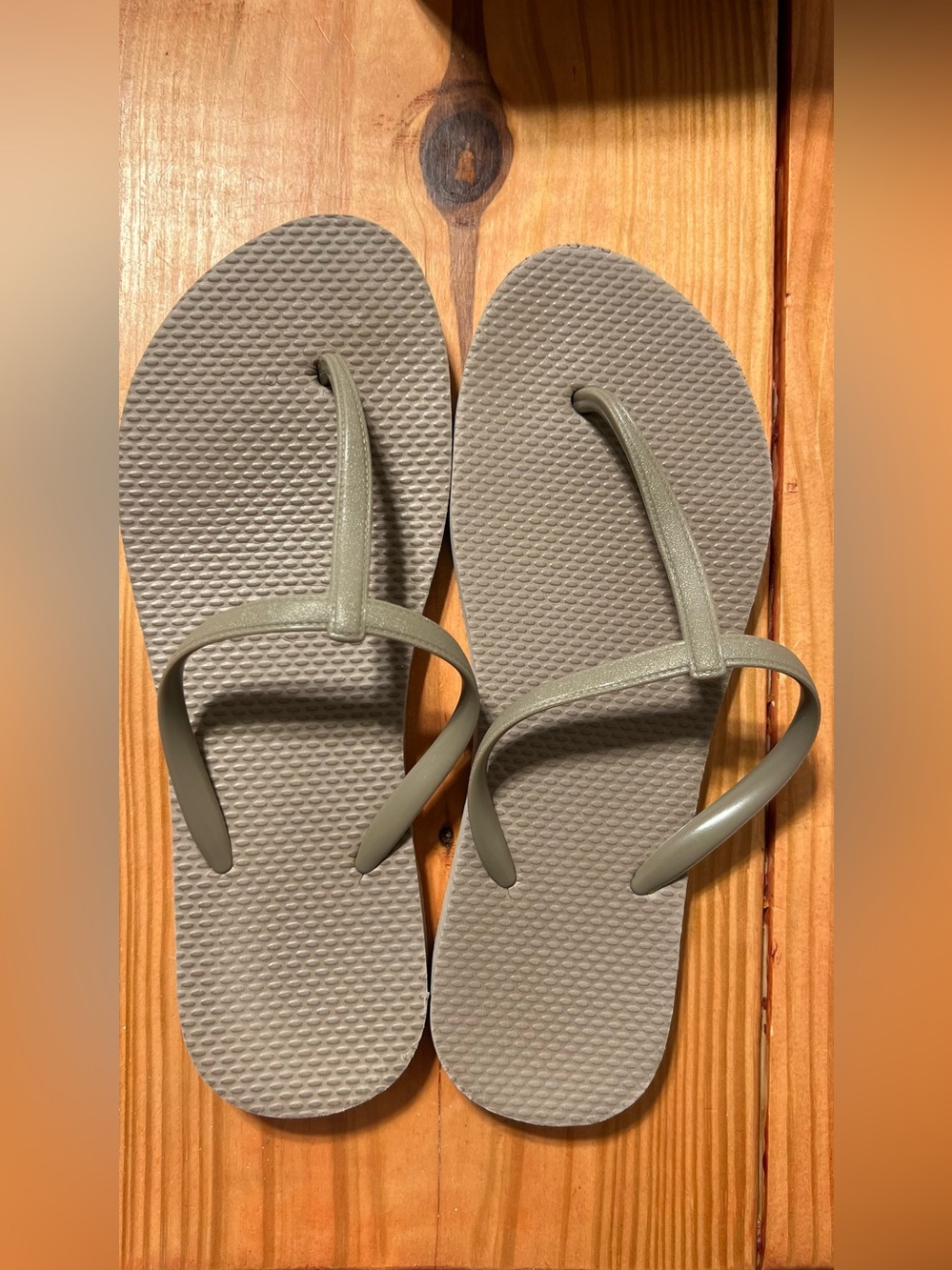 Old Navy T Strap Flip Flops size 9